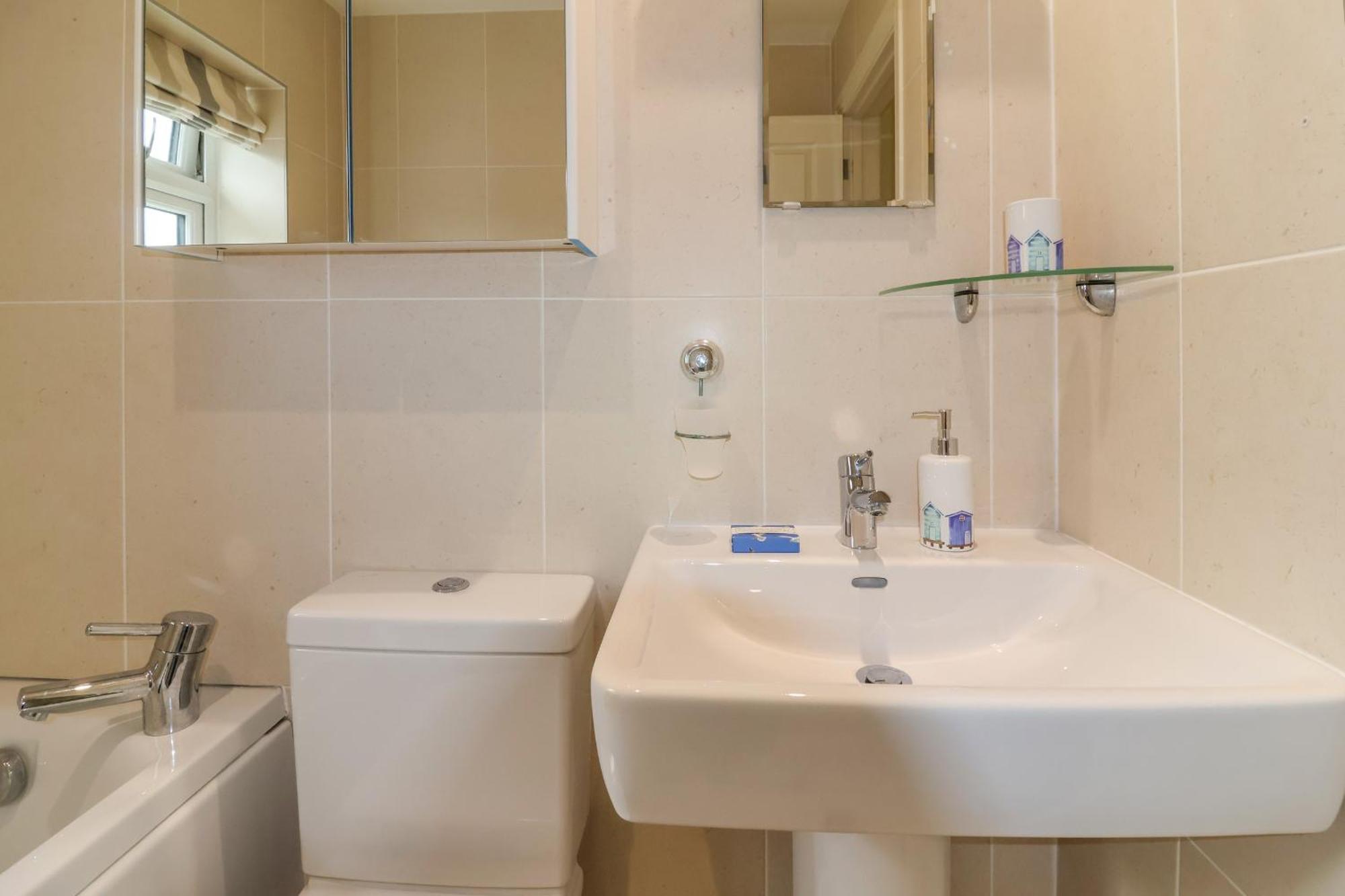 Sea Breeze Villa Суонидж Екстериор снимка